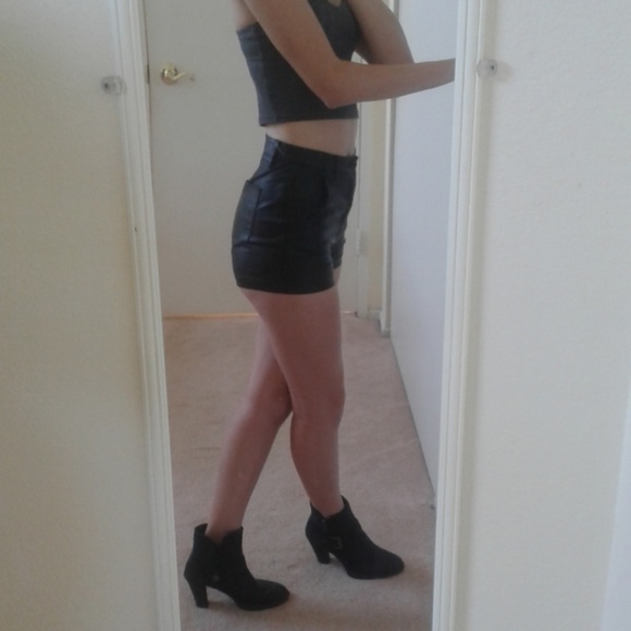 Black pleather high-wasted shorts - Picture 4 of 4